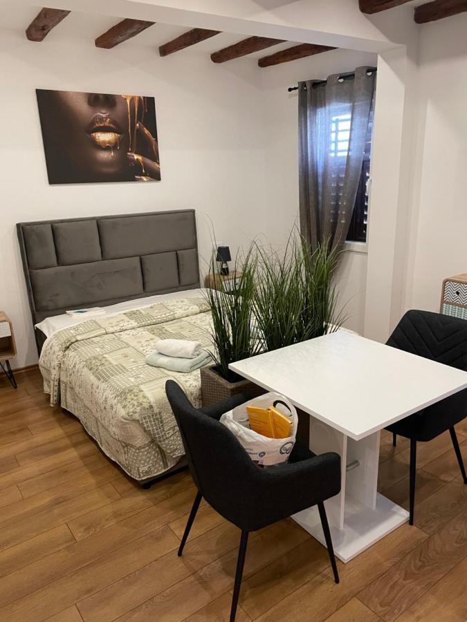 The Yellow House Apartments Rovinj Exterior foto